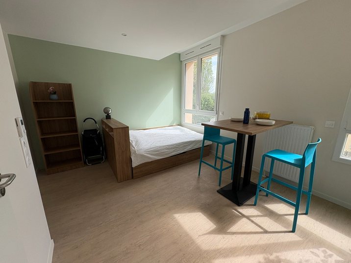 Un studio de la Résidence Jeunes de Bayeux : lit, bureau, coin repas et baie vitrée